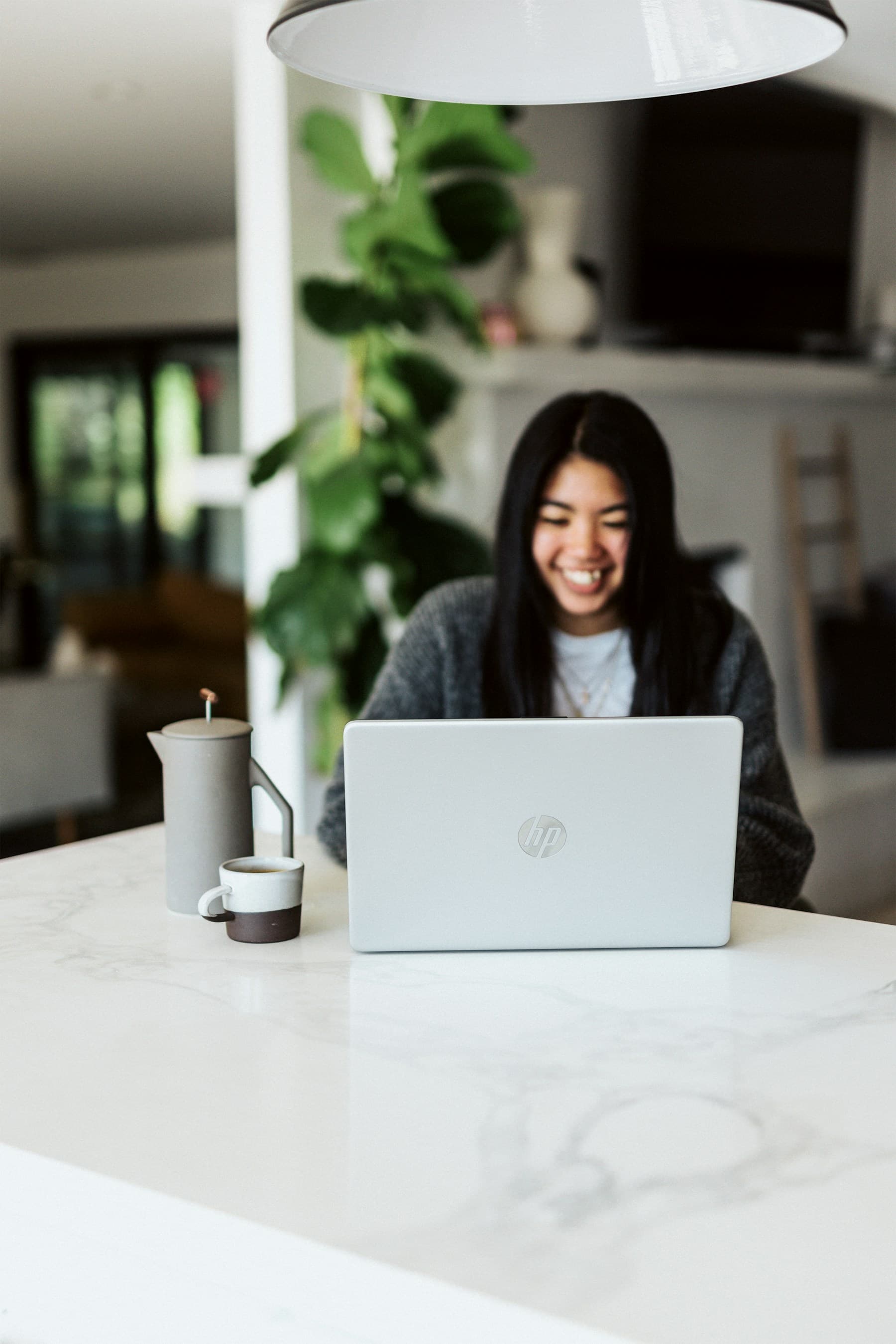 Empreendedora trabalhando com seu notebook